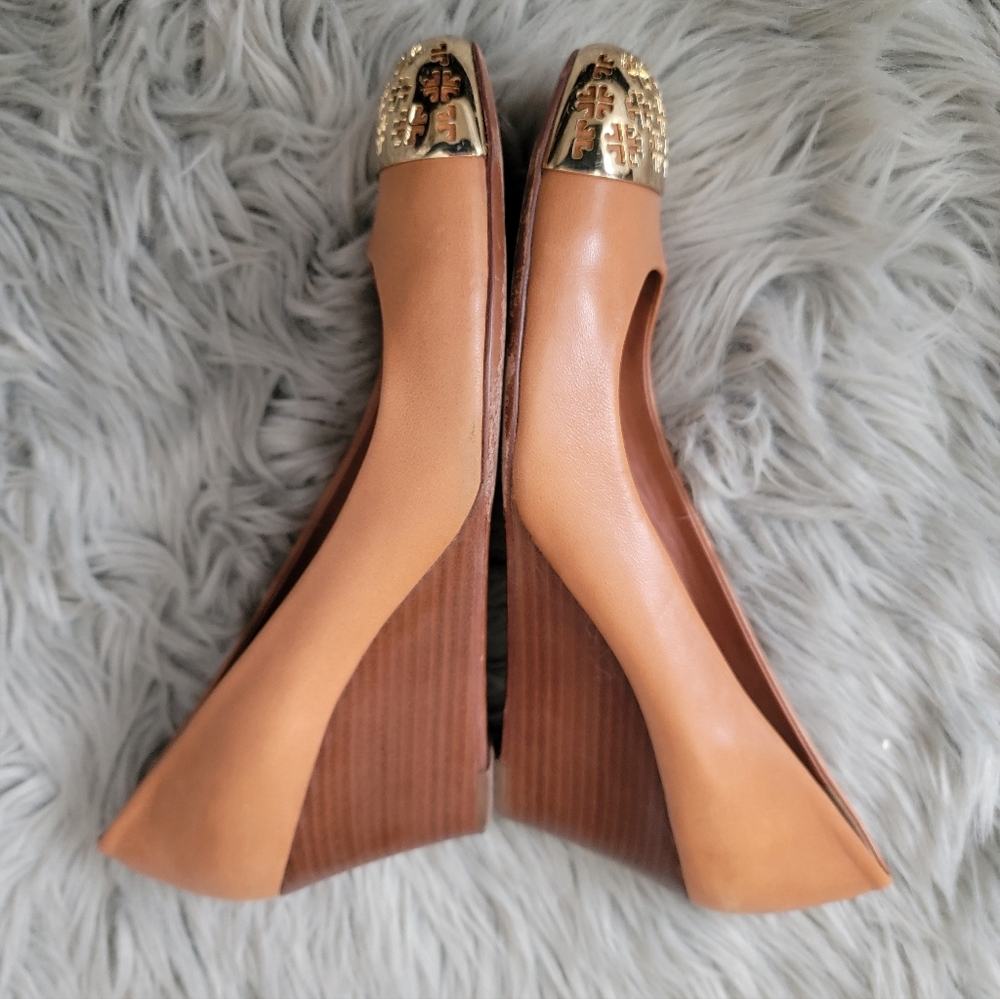 Tory Burch Tan and Gold Heels - Picture 6 of 8